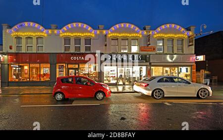 Una scena notturna scattata in autunno al centro di High Street a Wickford, Essex. REGNO UNITO Foto Stock