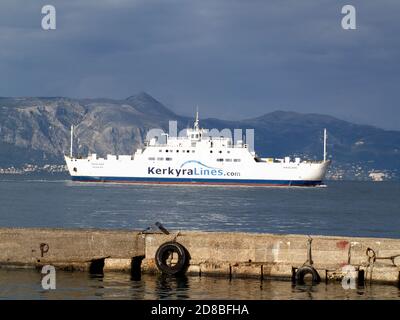 Kerkyra Lines traghetto Nikolaos partenza porto di Corfù, in una giornata invernale nuvolosa, Corfù città, Kerkyra, Grecia Foto Stock