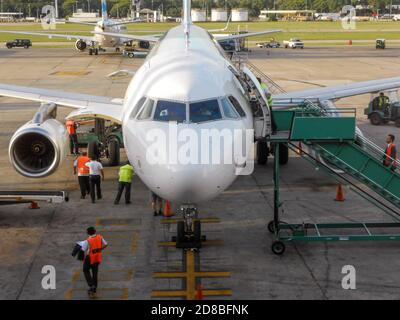 Di fronte all'aereo all'aeroporto Foto Stock