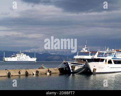 Kerkyra Lines traghetto Nikolaos partenza porto di Corfù, in una giornata invernale nuvolosa, Corfù città, Kerkyra, Grecia Foto Stock