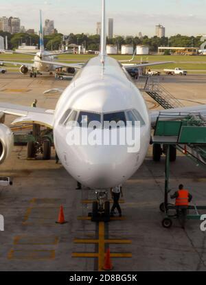 Di fronte all'aereo all'aeroporto Foto Stock