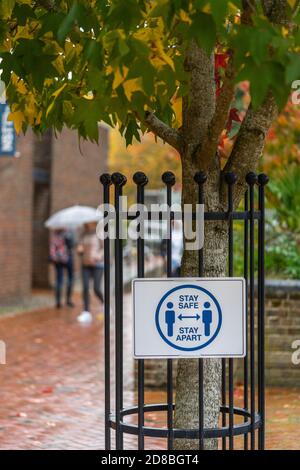 Un segno di 'soggiorno sicuro lontano' in un giorno piovoso - Covid 19 misure di allontanamento sociale all'Università di Southampton Ottobre 2020, Inghilterra, Regno Unito Foto Stock