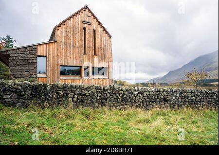 Immagine paesaggistica della ricostruita Blair House in fondo a Glen Doll, Angus, Scozia, Regno Unito su dreich, overcast giorno d'autunno con colline sullo sfondo. Foto Stock