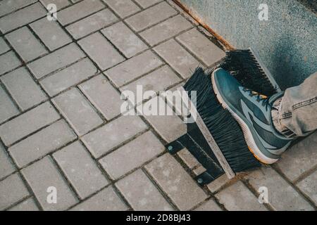 Due spazzole per la pulizia dei pattini. Foto Stock