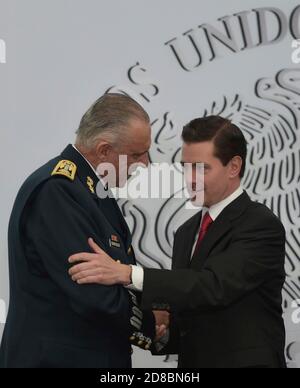 Il presidente messicano Enrique pena Nieto, a destra, abbraccia il ministro della Difesa Gen. Salvador Cienfuegos Zepeda durante un pranzo che segna il 208° anniversario dell'inizio dell'indipendenza messicana il 16 settembre 2018 a Città del Messico, Messico. Cienfuegos è stato arrestato il 16 ottobre 2020 all'aeroporto internazionale di Los Angeles e accusato di corruzione legata alla droga. Foto Stock