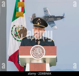 Salvador Cienfuegos Zepeda, ministro messicano della Difesa, ha un discorso durante una cerimonia di promozione il 26 luglio 2017 a Città del Messico, Messico. Cienfuegos è stato arrestato il 16 ottobre 2020 all'aeroporto internazionale di Los Angeles e accusato di corruzione legata alla droga. Foto Stock
