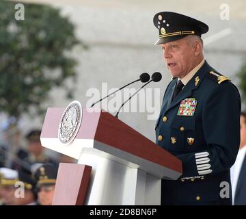 Salvador Cienfuegos Zepeda, ministro messicano della Difesa durante la cerimonia del giorno dell'Esercito, 19 febbraio 2018 a Città del Messico, Messico. Cienfuegos è stato arrestato il 16 ottobre 2020 all'aeroporto internazionale di Los Angeles e accusato di corruzione legata alla droga. Foto Stock