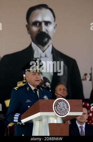 Salvador Cienfuegos Zepeda, ministro messicano della Difesa, ha un discorso durante la cerimonia del 104° anniversario della fedeltà, il 9 febbraio 2017 a Città del Messico, Messico. Cienfuegos è stato arrestato il 16 ottobre 2020 all'aeroporto internazionale di Los Angeles e accusato di corruzione legata alla droga. Foto Stock