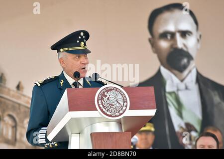 Salvador Cienfuegos Zepeda, ministro messicano della Difesa, commenta durante una cerimonia in onore del 104° anniversario della fedeltà, il 9 febbraio 2017 a Città del Messico, Messico. Cienfuegos è stato arrestato il 16 ottobre 2020 all'aeroporto internazionale di Los Angeles e accusato di corruzione legata alla droga. Foto Stock