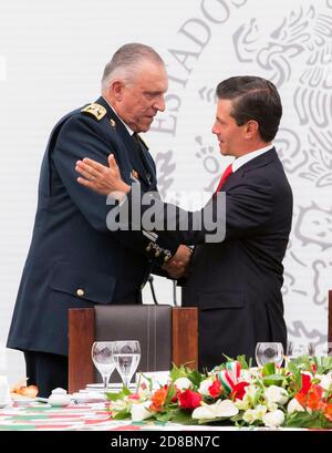 Il presidente messicano Enrique pena Nieto, a destra, abbraccia il ministro della Difesa Gen. Salvador Cienfuegos Zepeda durante un pranzo che celebra il 207esimo anniversario dell'inizio dell'indipendenza messicana il 16 settembre 2017 a Città del Messico, Messico. Cienfuegos è stato arrestato il 16 ottobre 2020 all'aeroporto internazionale di Los Angeles e accusato di corruzione legata alla droga. Foto Stock