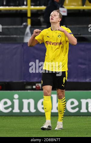 Dortmund, Germania. 28 Ott 2020. Erling Haaland di Dortmund celebra il suo obiettivo durante la partita di calcio del Gruppo F della UEFA Champions League tra Borussia Dortmund e FC Zenit a Dortmund, Germania, 28 ottobre 2020. Credit: Joachim Bywaletz/Xinhua/Alamy Live News Foto Stock