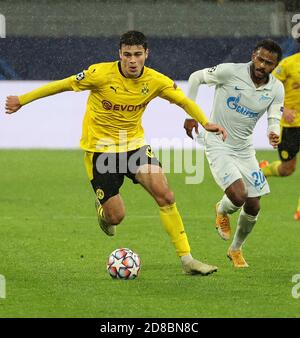 Dortmund, Germania. 28 Ott 2020. Giovanni Reyna (L) di Dortmund vies con Wendel di Zenit durante la partita di calcio del Gruppo F della UEFA Champions League tra Borussia Dortmund e FC Zenit a Dortmund, Germania, 28 ottobre 2020. Credit: Joachim Bywaletz/Xinhua/Alamy Live News Foto Stock