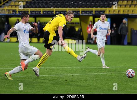 Dortmund, Germania. 28 Ott 2020. Erling Haaland (C) di Dortmund spara durante la partita di calcio del Gruppo F UEFA Champions League tra Borussia Dortmund e FC Zenit a Dortmund, Germania, 28 ottobre 2020. Credit: Joachim Bywaletz/Xinhua/Alamy Live News Foto Stock