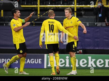 Dortmund, Germania. 28 Ott 2020. Erling Haaland (R) di Dortmund celebra il suo obiettivo con i compagni di squadra durante la partita di calcio del Gruppo F UEFA Champions League tra Borussia Dortmund e FC Zenit a Dortmund, Germania, 28 ottobre 2020. Credit: Joachim Bywaletz/Xinhua/Alamy Live News Foto Stock