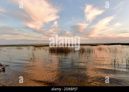 Stretto di Mackinac, Michigan, Stati Uniti. Le nuvole che riflettono la luce del sole che tramonta, a loro volta, si riflettono sulla superficie del lago Michigan. Foto Stock