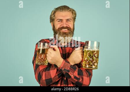 Birra Hipster drink. Il tipo bearded maturo tiene il bicchiere della birra. Brindisi di grazie. Vera sensazione. Festa. Giorno di laurea. Migliora l'umore. Ubriacarsi. Alcolico. L'uomo assetato beve birra nel pub bar. Foto Stock