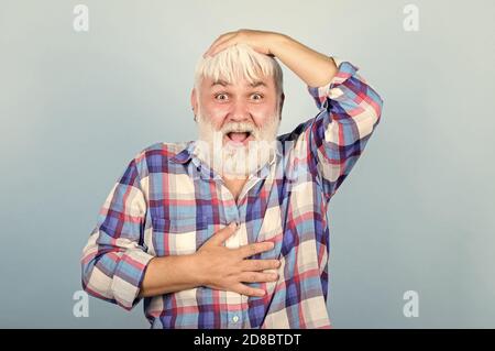 Perdita di capelli. Primi segni balding. Uomo che perde i capelli. Capelli artificiali. Calvizie maschile condizione genetica causata da fattori di varietà. Concetto di assistenza sanitaria. Anziani. Nonno con barba capelli grigi. Foto Stock