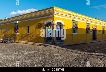 Angolo di strada con architettura tradizionale di stile coloniale, Antigua, Guatemala. Foto Stock