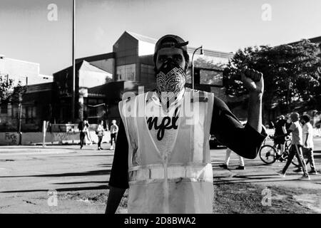 Minneapolis, MN - 30 maggio 2020: Protestante alla scena successiva della George Floyd Black Lives protesta e rivolte il 30 maggio 2020 a Minneapolis, Minnesota. (Bianco e nero modificati digitalmente) credito: Jake Hundegard//MediaPunch Foto Stock