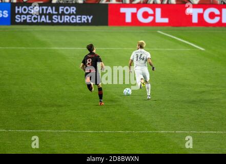 Harrison, NJ - 28 ottobre 2020: Diego Fagundez (14) di New England Revolution controlla la palla durante la regolare partita MLS contro New York Red Bulls alla Red Bull Arena Foto Stock