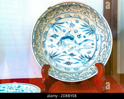 Ceramica antica una porcellana tradizionale Vietnam 16 ° secolo. Gli utensili erano usati nella gente ricca a quel tempo Foto Stock