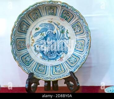 Ceramica antica una porcellana tradizionale Vietnam 16 ° secolo. Gli utensili erano usati nella gente ricca a quel tempo Foto Stock