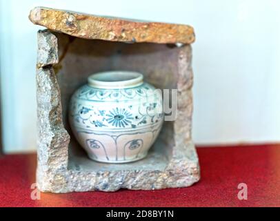 Ceramica antica una porcellana tradizionale Vietnam 16 ° secolo. Gli utensili erano usati nella gente ricca a quel tempo Foto Stock