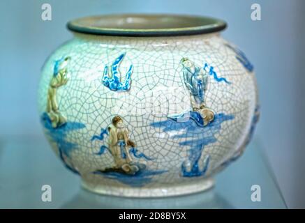 Ceramiche antiche della dinastia Nguyen una porcellana tradizionale Vietnam 19 ° secolo in un museo di storia a ho Chi Minh City, Vietnam Foto Stock