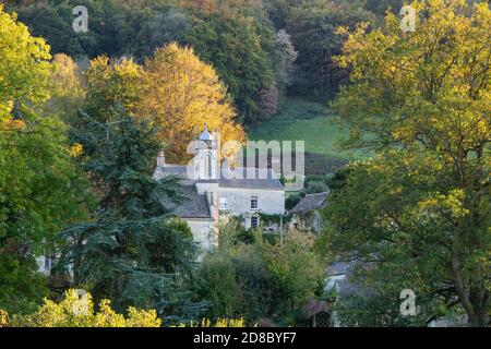 Sheepscombe villaggio nella luce tardo pomeriggio autunno. Sheepscombe, Cotswolds, Gloucestershire, Inghilterra Foto Stock