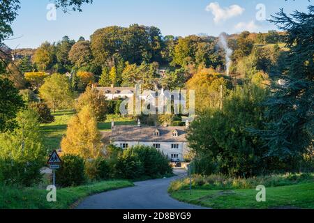 Sheepscombe villaggio nella luce tardo pomeriggio autunno. Sheepscombe, Cotswolds, Gloucestershire, Inghilterra Foto Stock