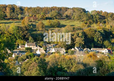 Sheepscombe villaggio nella luce tardo pomeriggio autunno. Sheepscombe, Cotswolds, Gloucestershire, Inghilterra Foto Stock