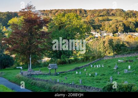 Sheepscombe villaggio nella luce tardo pomeriggio autunno. Sheepscombe, Cotswolds, Gloucestershire, Inghilterra Foto Stock