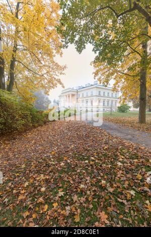 Palazzo di Kostelec nad Orlici durante il tramonto, nuovo Castello, Repubblica Ceca il proprietario è il nobile Maria Franz Emanuel Johannes Silvester Alfons Graf Kin Foto Stock