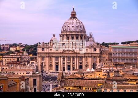 Guardando attraverso i tetti fino alla Basilica di San Pietro in Vaticano Roma Italia Foto Stock