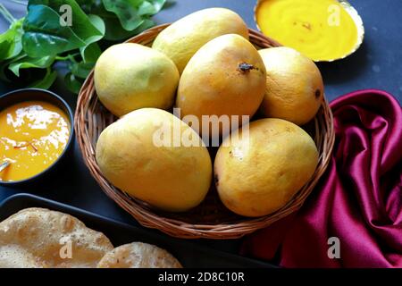 Indian Food - Aamras è un piatto dolce fatto dalla polpa del mango Alfonso. Servita con puri/poori caldi. Purea di mango dolce. Foto Stock