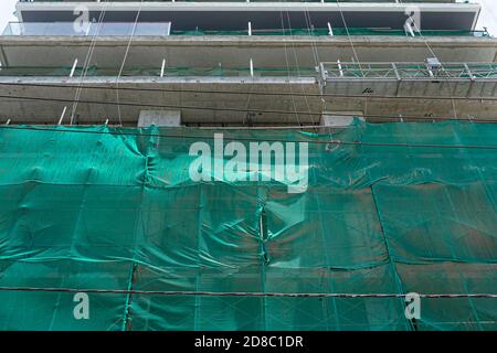 Rete di sicurezza sulla facciata dell'edificio. Protezione contro la caduta di oggetti. Cantiere. Foto Stock