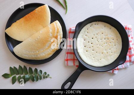 Malvani Amboli morbido e spugnoso. Si tratta di una tipica preparazione Konkani fatta con riso e impasto fermentato con lenticchie nere o URAD dal. DOSA morbido. Foto Stock