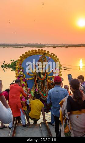 Immersione dell'Idol della Dea Durga in acqua dopo Durga Puja. Foto Stock