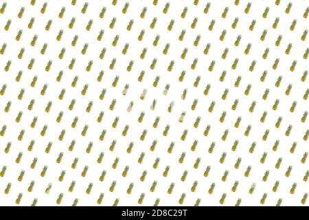 Ananas su sfondo bianco. Piatto di ananas isolato su fondo bianco Foto Stock