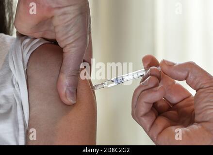 Berlino, Germania. 28 Ott 2020. Un medico vaccina un paziente contro l'influenza. Credit: Jens Kalaene/dpa-Zentralbild/ZB/dpa/Alamy Live News Foto Stock