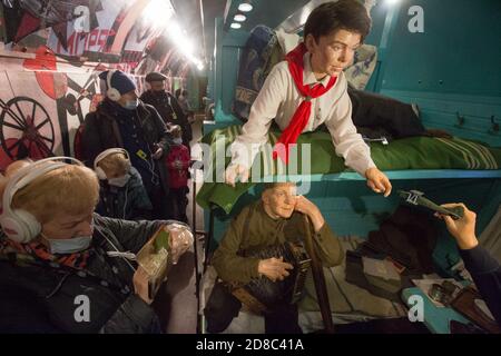 Pechino, Russia. 26 Ottobre 2020. I visitatori possono vedere le mostre sul treno della Vittoria alla stazione ferroviaria Vitebsky di San Pietroburgo, Russia, 26 ottobre 2020. Credit: Irina Motina/Xinhua/Alamy Live News Foto Stock