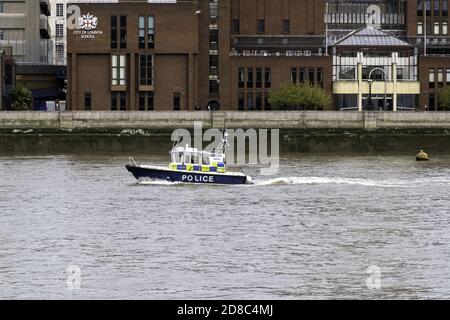 LONDRA, REGNO UNITO - 24 ottobre 2020: Una barca di polizia sul fiume Tamigi a Londra Foto Stock