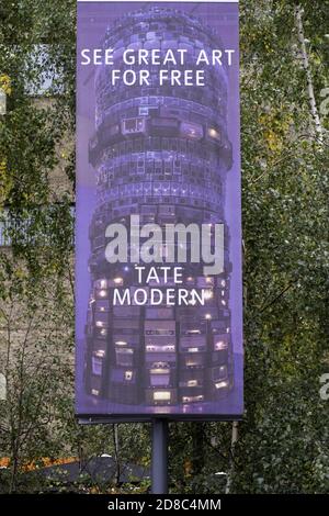 LONDRA, REGNO UNITO - 24 ottobre 2020: Un banner pubblicitario al di fuori del Tate Modern Foto Stock