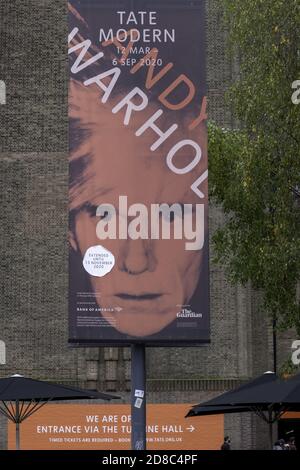 LONDRA, REGNO UNITO - 24 ottobre 2020: Poster Andy Warhol fuori dal Tate Modern Foto Stock
