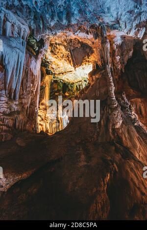 Nerja, Spagna. Cuevas De Nerja - Grotte famose. Natural Landmark e una delle principali attrazioni turistiche della Spagna. Rocce diverse, stalattiti e. Foto Stock