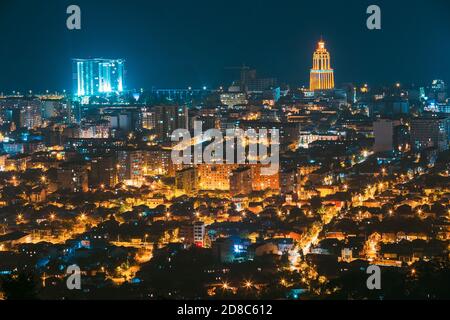 Batumi, Adjara, Georgia. Vista aerea del paesaggio urbano di sera o di notte. Illuminazione notturna Foto Stock