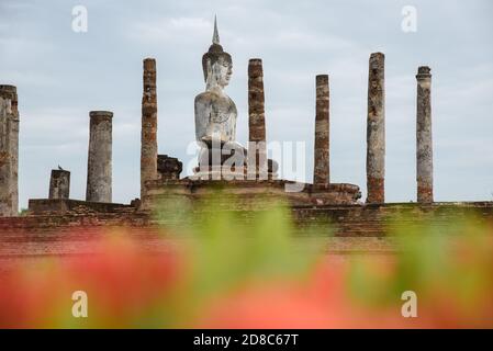 Lo scenario del tempio di Wat Mahathat in un giorno nuvoloso nella stagione delle piogge nella provincia di Sukhothai, Thailandia. Foto Stock