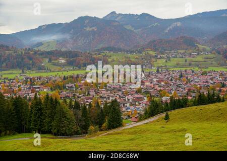 Paesaggio di Oberstdorf circondato da colline e alberi in Autunno in Germania Foto Stock
