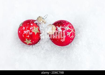 Decorazioni natalizie nella neve con spazio di copia. Xmas Red Baubles vista dall'alto Foto Stock