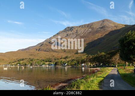 Il Munro Beinn Sgrithall visto dal villaggio di Arnisdale sulla costa occidentale della Scozia. Foto Stock